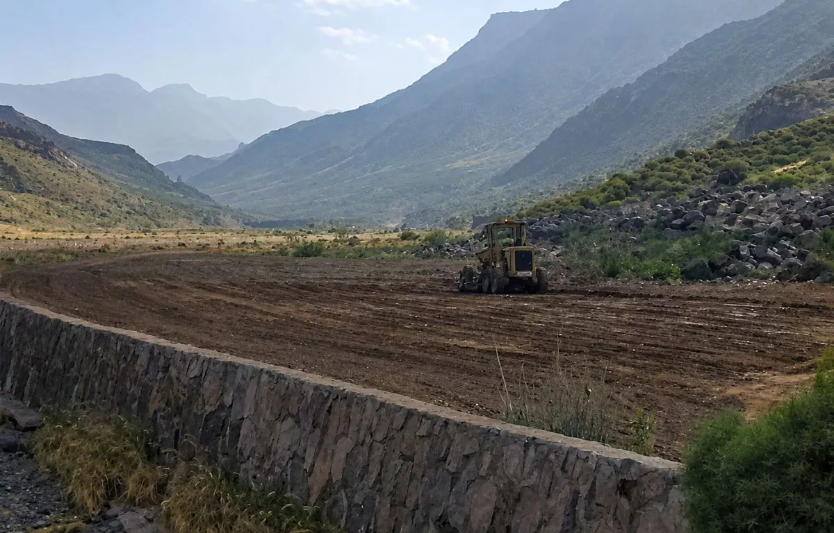 Maquinaria de Lopesan realiza movimiento de tierras en el barranco de Veneguera. CEDIDA