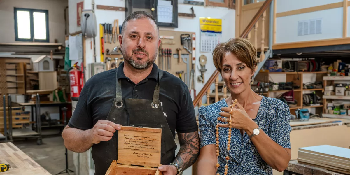 Imagen de Doramas Hernández, maestro carpintero y miembro de la Federación para el Desarrollo de la Artesanía Canaria (FEDAC) junto a Onalia Bueno / AYUNTAMIENTO DE MOGÁN