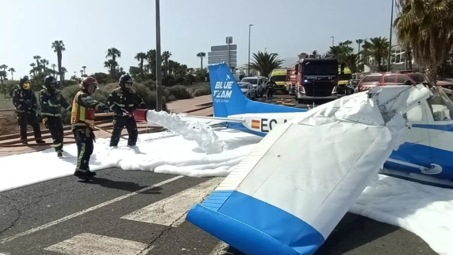 Los bomberos del Consorcio de Tenerife vertieron un colchón de espuma en la zona para evitar la ignición del combustible / BOMBEROS DE TENERIFE Los bomberos del Consorcio de Tenerife vertieron un colchón de espuma en la zona para evitar la ignición del combustible / BOMBEROS DE TENERIFE