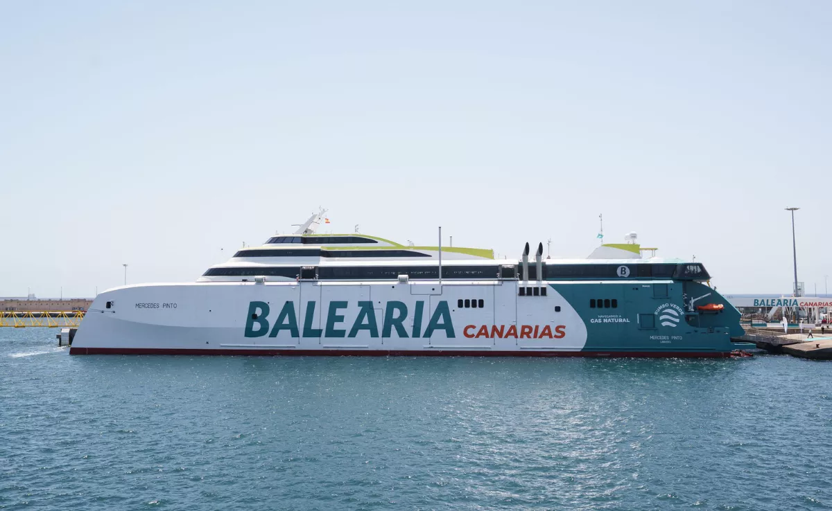 Barco 'Mercedes Pinto' de Baleària Canarias en Santa Cruz de Tenerife./ EFE-RAMÓN DE LA ROCHA