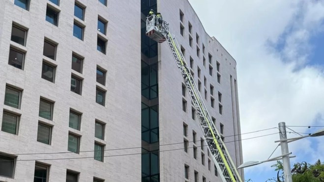 Bomberos actuando la fachada de un edificio de Santa Cruz de Tenerife. / ATLÁNTICO HOY