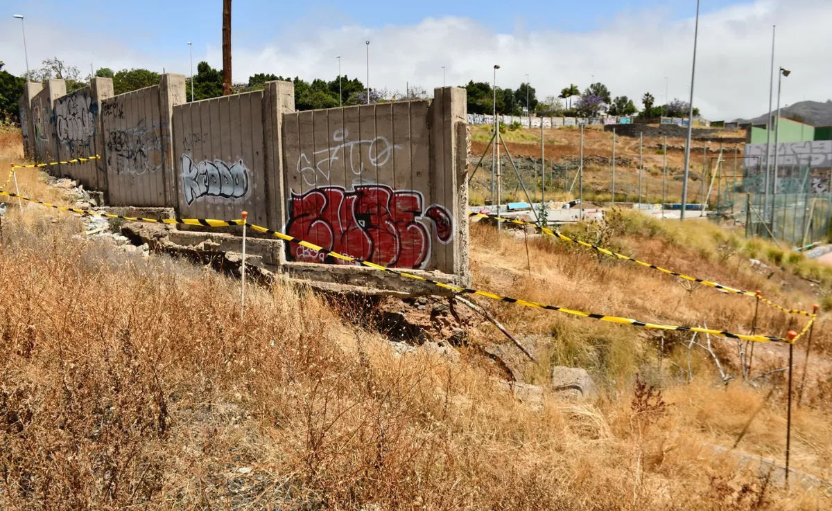 Acordonamiento del muro derrumbado de las instalaciones deportivas de Cuchillitos Tristán, en Santa Cruz de Tenerife./ AH