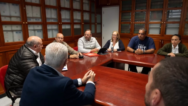 En la imagen, acto de conciliación entre los sindicatos y la parte empresarial /QUIQUE CURBELO -EFE