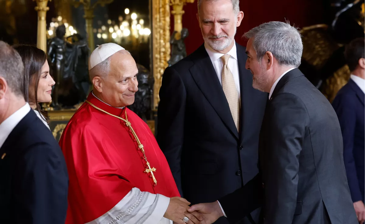 El presidente de Canarias, Fernando Clavijo, saluda al papa León XIV / CHEMA MOYA - EFE