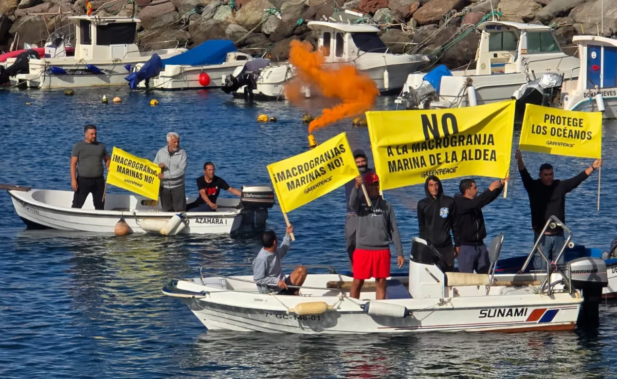 Embarcaciones con la pancarta en contra de las piscifactorías / GREENPEACE