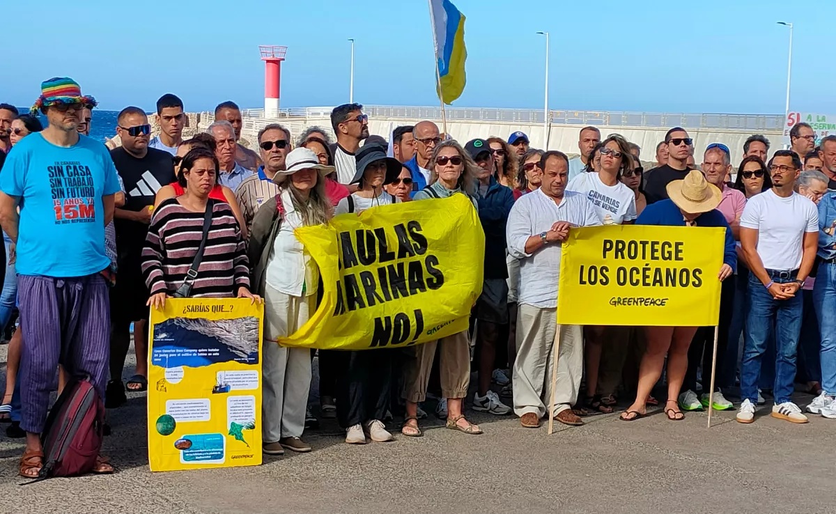 El pueblo de La Aldea se manifiesta por los posibles impactos ambientales de las jaulas marinas / GREENPEACE
