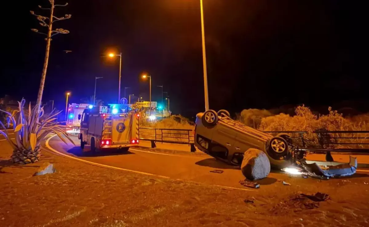 Estado del vehículo tras volcar / BOMBEROS DE LA PALMA