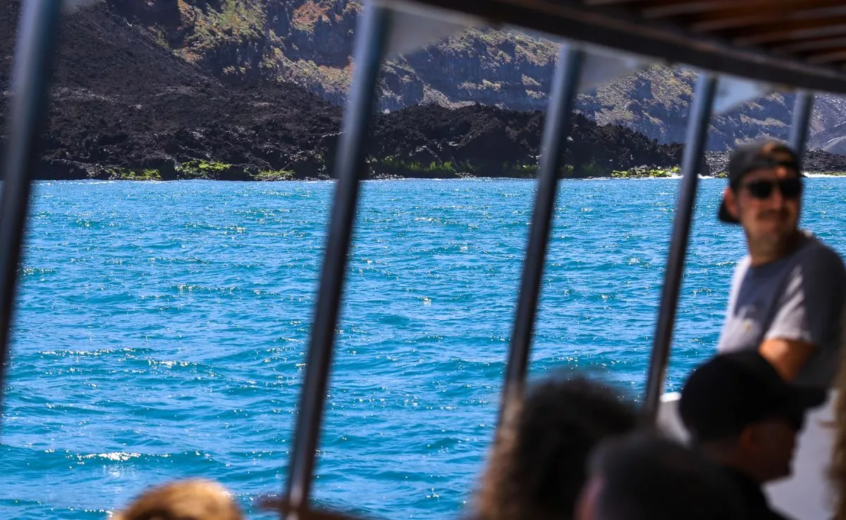 ista de las fajanas del volcán Tajogaite desde el mar, en una excursión en barco / LUIS G. MORERA - EFE