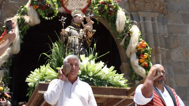 Desde el exterior de la Iglesia de San Antonio de Padua, las agrupaciones y carrozas fueron realizando sus ofrendas / AYUNTAMIENTO DE GRANADILLA DE ABONA