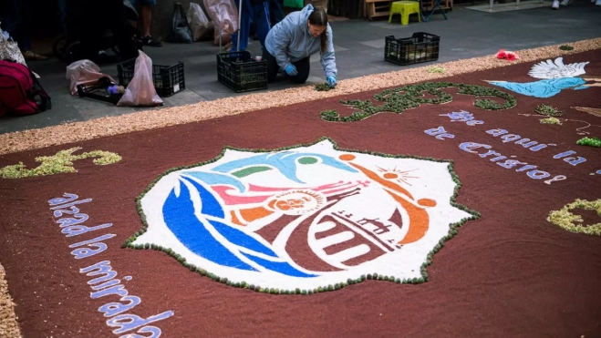 Decenas de personas trabajaron en la elaboración de las más de 60 alfombras / AYUNTAMIENTO DE LA LAGUNA