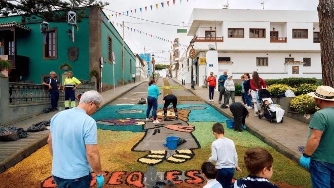 El pueblo haciendo las alfombras por el Corpus Christi en Moya / AYUNTAMIENTO DE MOYA El pueblo haciendo las alfombras por el Corpus Christi en Moya / AYUNTAMIENTO DE MOYA