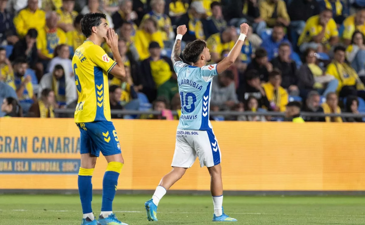 El centrocampista del Málaga David Larrubia celebra su gol / QUIQUE CURBELO - EFE