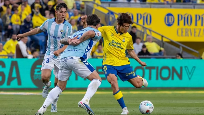 El defensa del Málaga Diego Murillo (c) disputa un balón con el delantero de Las Palmas Taisei Miyashiro (d) / QUIQUE CURBELO - EFE El defensa del Málaga Diego Murillo (c) disputa un balón con el delantero de Las Palmas Taisei Miyashiro (d) / QUIQUE CURBELO - EFE