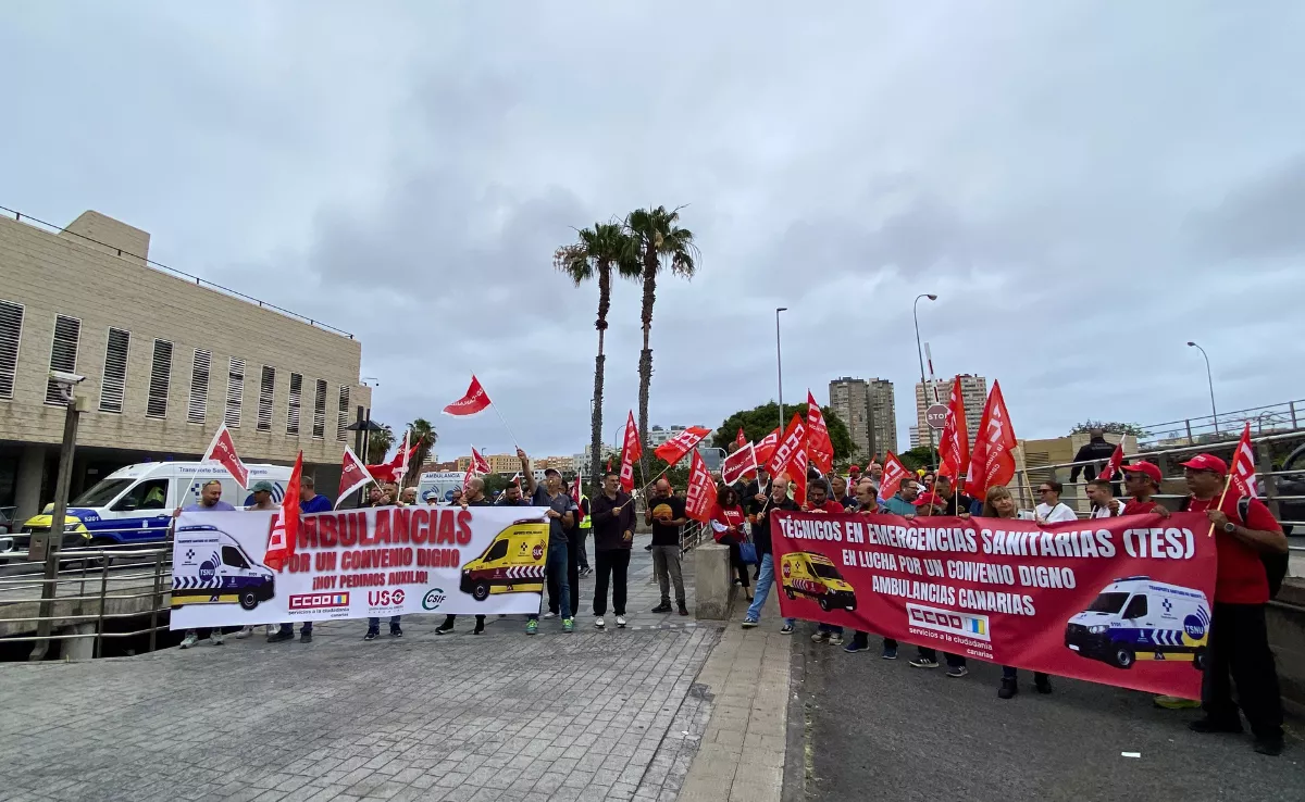 Primer día de huelga del personal de transporte sanitario, frente al Hospital Doctor Negrín / ARIADNA MARTÍNEZ - ATLÁNTICO HOY