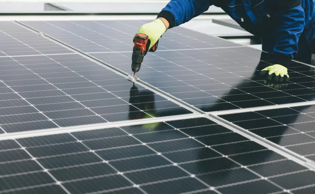 Un técnico instala unas placas fotovoltaica. / IMAGEN DE LA RED