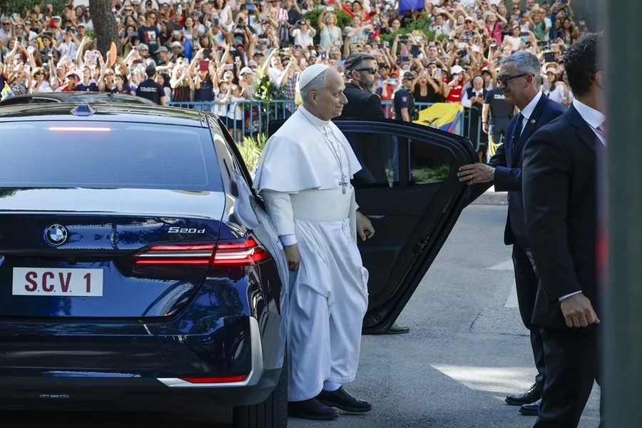 El papa León XIV a su llegada este sábado al centro CEDIA 24 Horas, de Cáritas Madrid en el barrio de El Lucero. EFE/ J.J. GUILLÉN