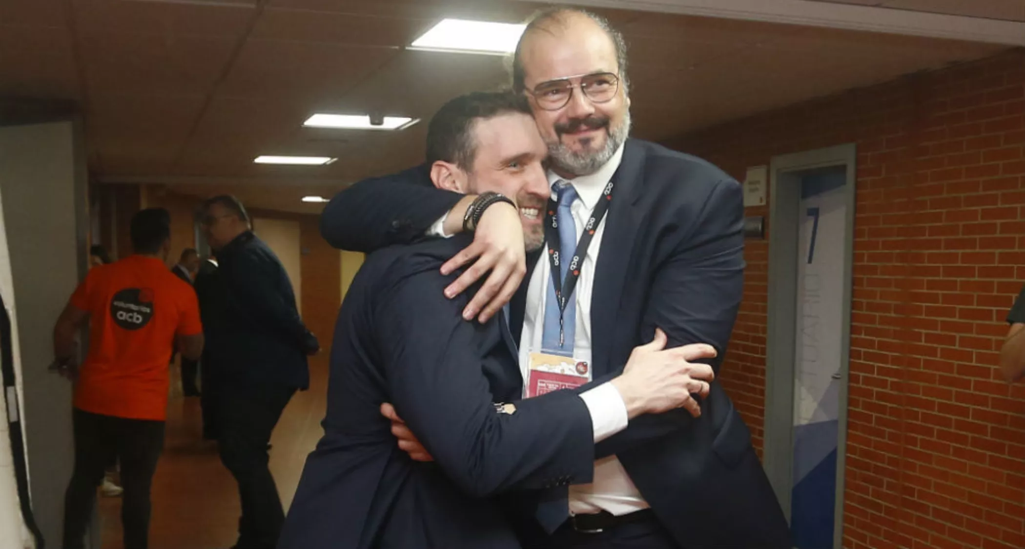 Francesc Solana se abraza a Ibon Navarro tras un triunfo del MoraBanc Andorra. / ACBMEDIA