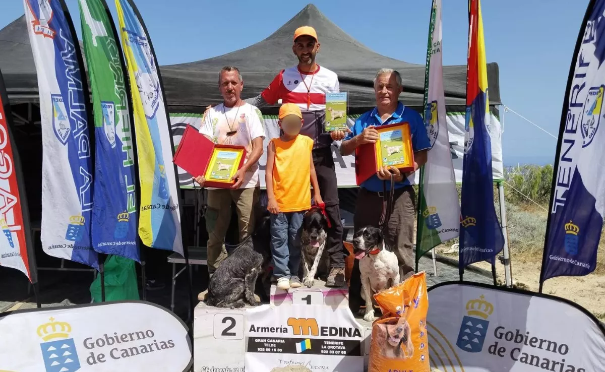 Pódium del torneo regional de caza San Huberto, celebrado en el Coto Intensivo de Ifara (Granadilla, Tenerife) el 6 de junio de 2026./ FEDERACIÓN CANARIA DE CAZA