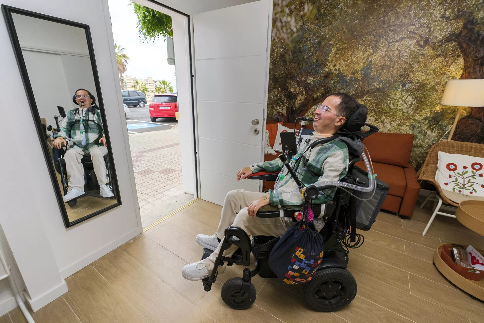 El joven Miguel Planas, de 33 años, ha pasado seis ingresado en el Hospital Insular de Gran Canaria tras quedar tetrapléjico. EFE/Ángel Medina G.