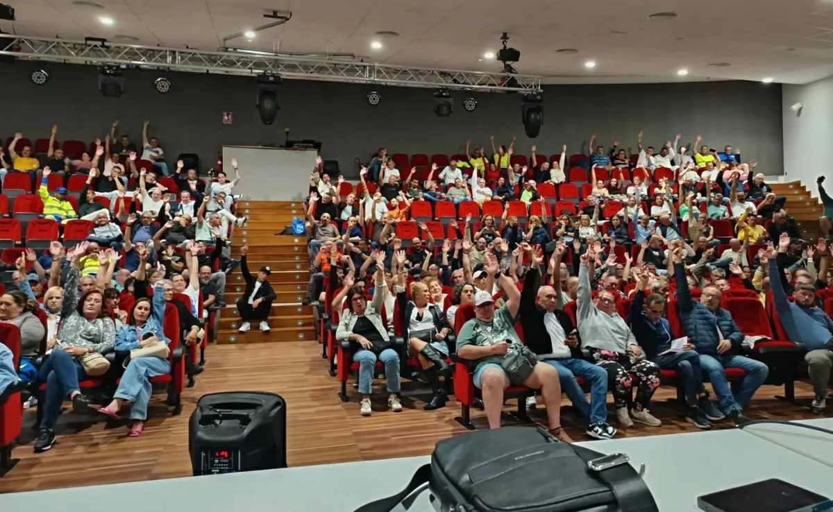 Votación durante la asamblea para decidir ir a la huelga / CEDIDA