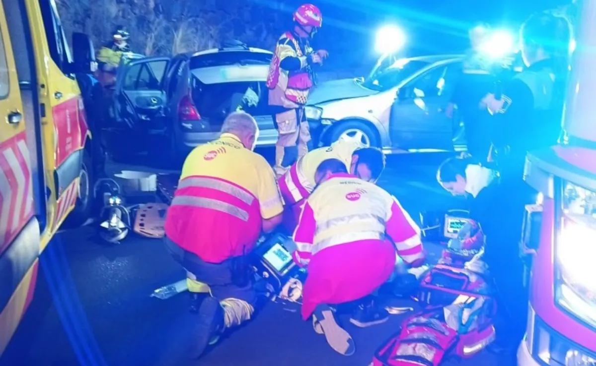 Un choque frontal entre dos vehículos deja un hombre fallecido y una mujer herida en Tejina. / 112 CANARIAS