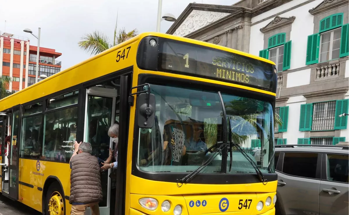 Foto de archivo de pasajeros subiendo a una guagua municipal en Las Palmas de Gran Canaria. / EFE - ELVIRA URQUIJO A. Foto de archivo de pasajeros subiendo a una guagua municipal en Las Palmas de Gran Canaria. / EFE - ELVIRA URQUIJO A.