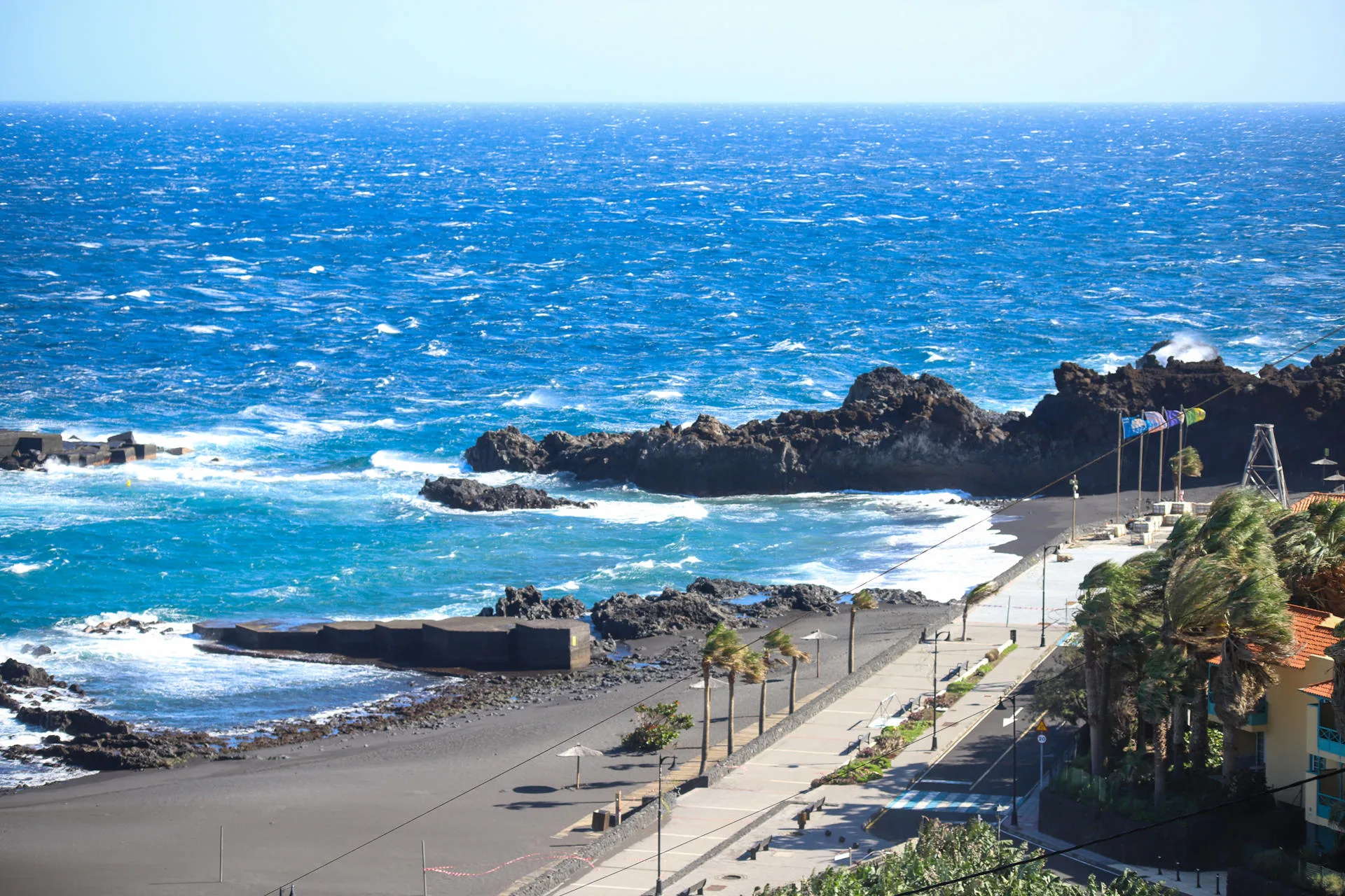 Oleaje en Canarias. / EFE - LUIS G. MORERA