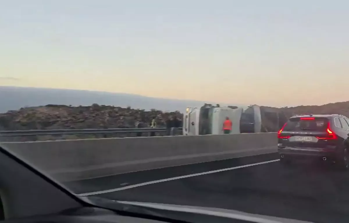 Lorry Overturns on TF-1 Near Güímar, Causing Long Delays in Both Directions