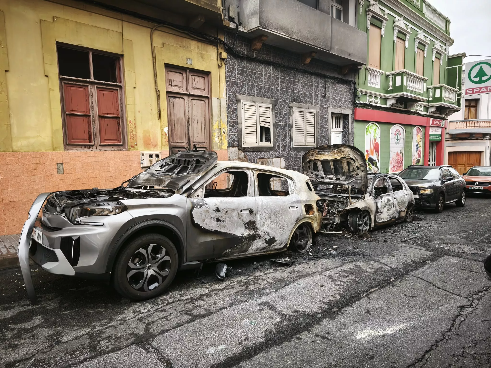 Dos vehículos calcinados y un tercero dañado en un incendio de madrugada en La Isleta. CEDIDA