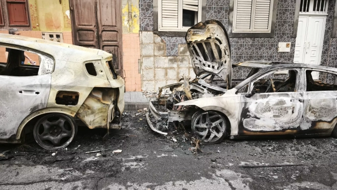 Vehículos afectados por el fuego. CEDIDA Vehículos afectados por el fuego. CEDIDA