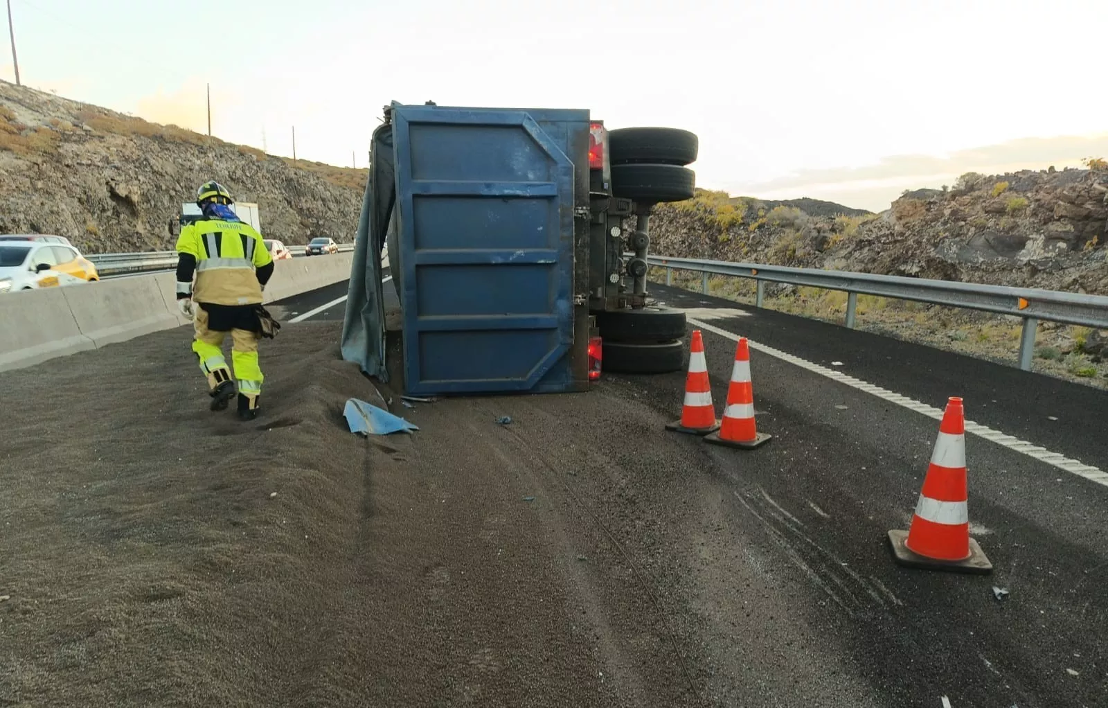 Imagen del camión accidentado en la TF-1. / 112 CANARIAS