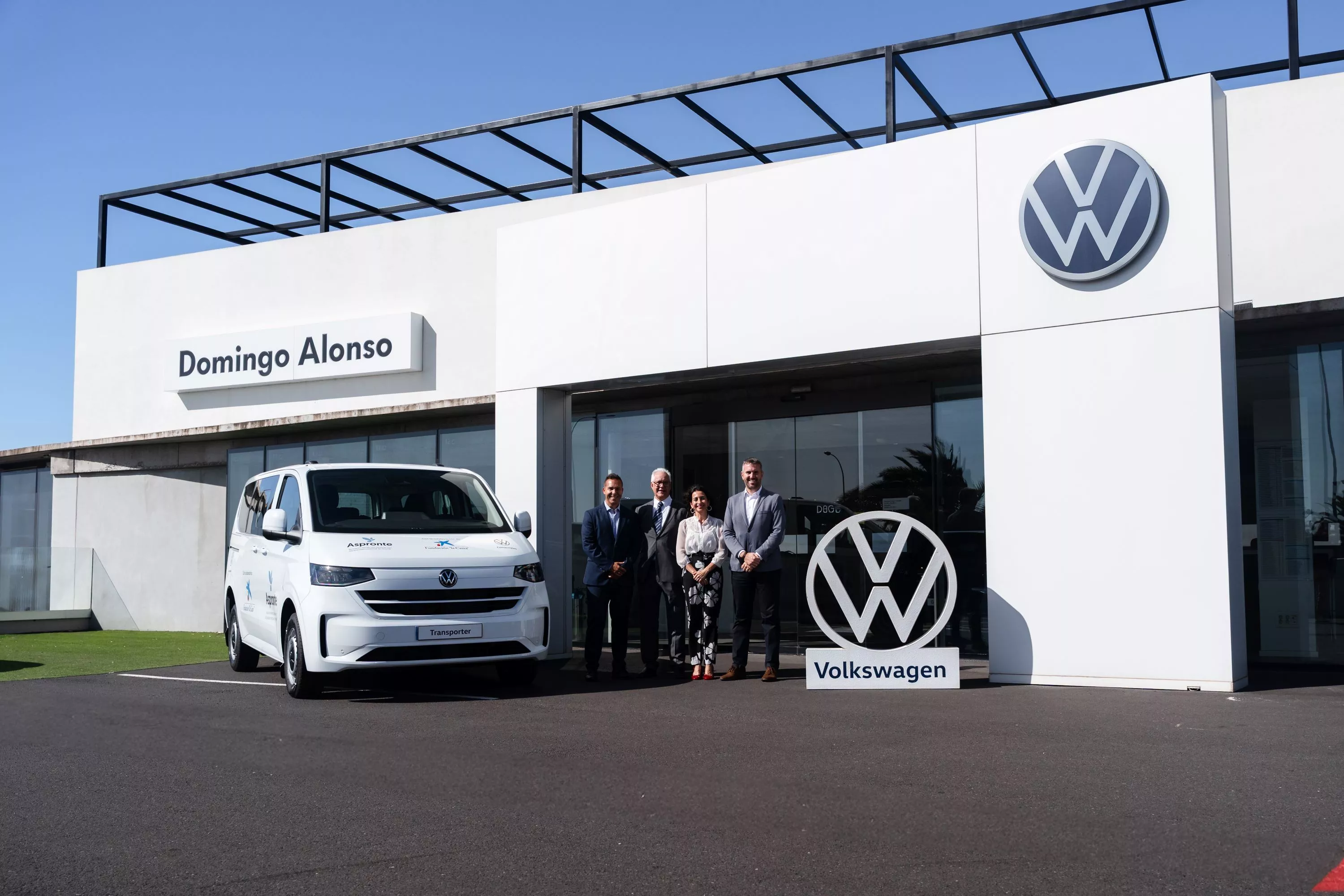 Entrega de vehículo a Aspronte. / CEDIDA