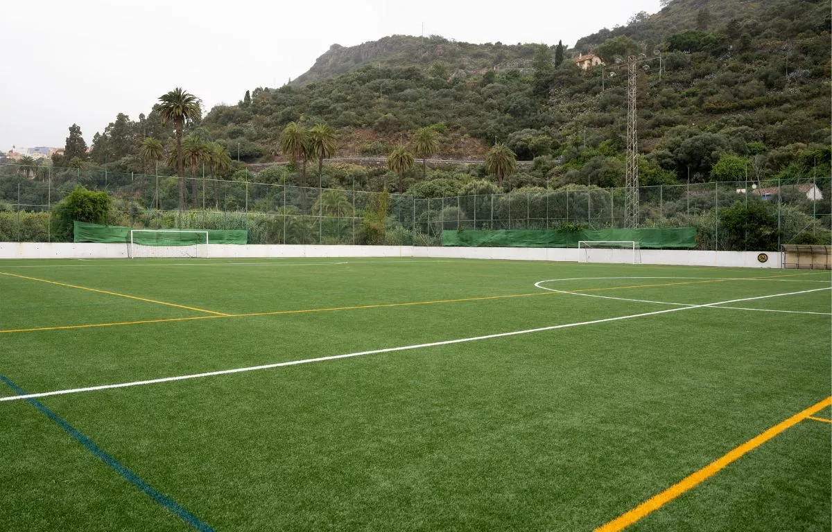 El Cabildo de Gran Canaria mejora el campo de fútbol de La Angostura con la renovación de su césped artificial. AH