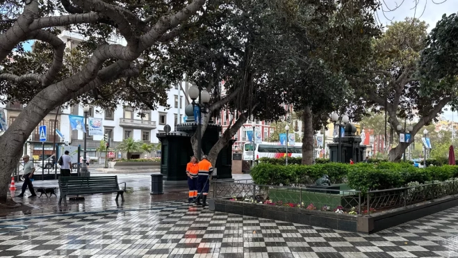 Operarios de Limpieza en la plaza de Las Ranas / ATLÁNTICO HOY - MARCOS MORENO Operarios de Limpieza en la plaza de Las Ranas / ATLÁNTICO HOY - MARCOS MORENO