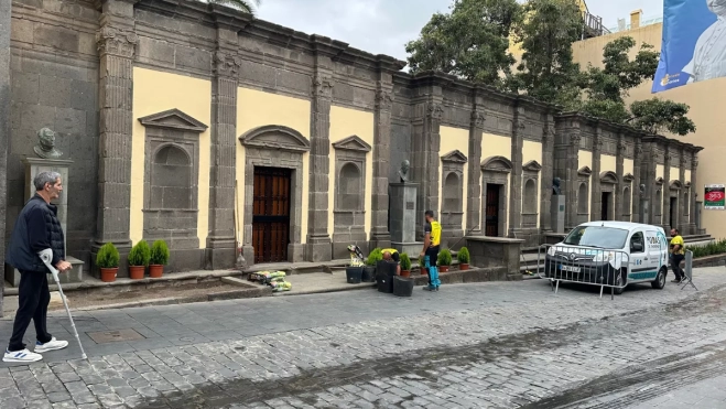 Operarios actúan en los arbustos de la calle Obispo Codina / ATLÁNTICO HOY - MARCOS MORENO Operarios actúan en los arbustos de la calle Obispo Codina / ATLÁNTICO HOY - MARCOS MORENO