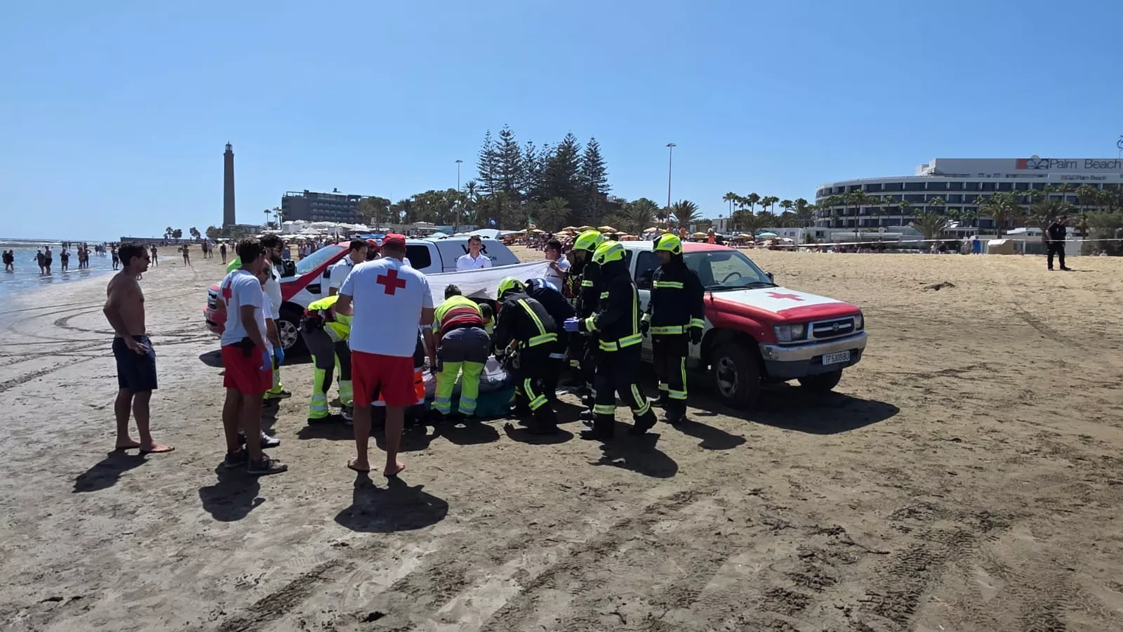 Efectivos de emergencias atienden a una mujer en la playa de Maspalomas. / 112 CANARIAS