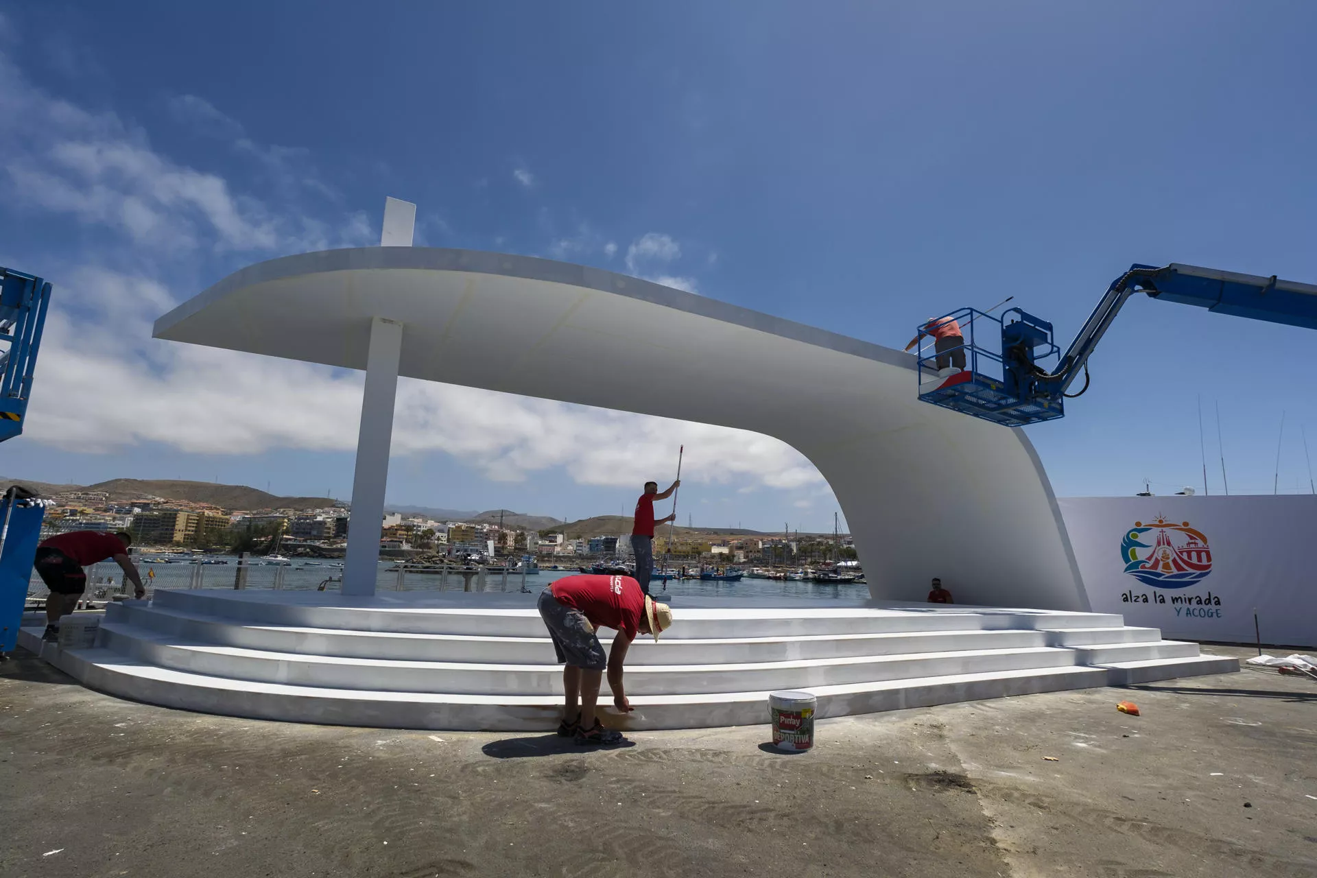 Varios operarios trabajan en los preparativos del muelle de Arguineguín (Gran Canaria) este miércoles para la visita del papa León XIV. EFE/ ÁNGEL MEDINA G.