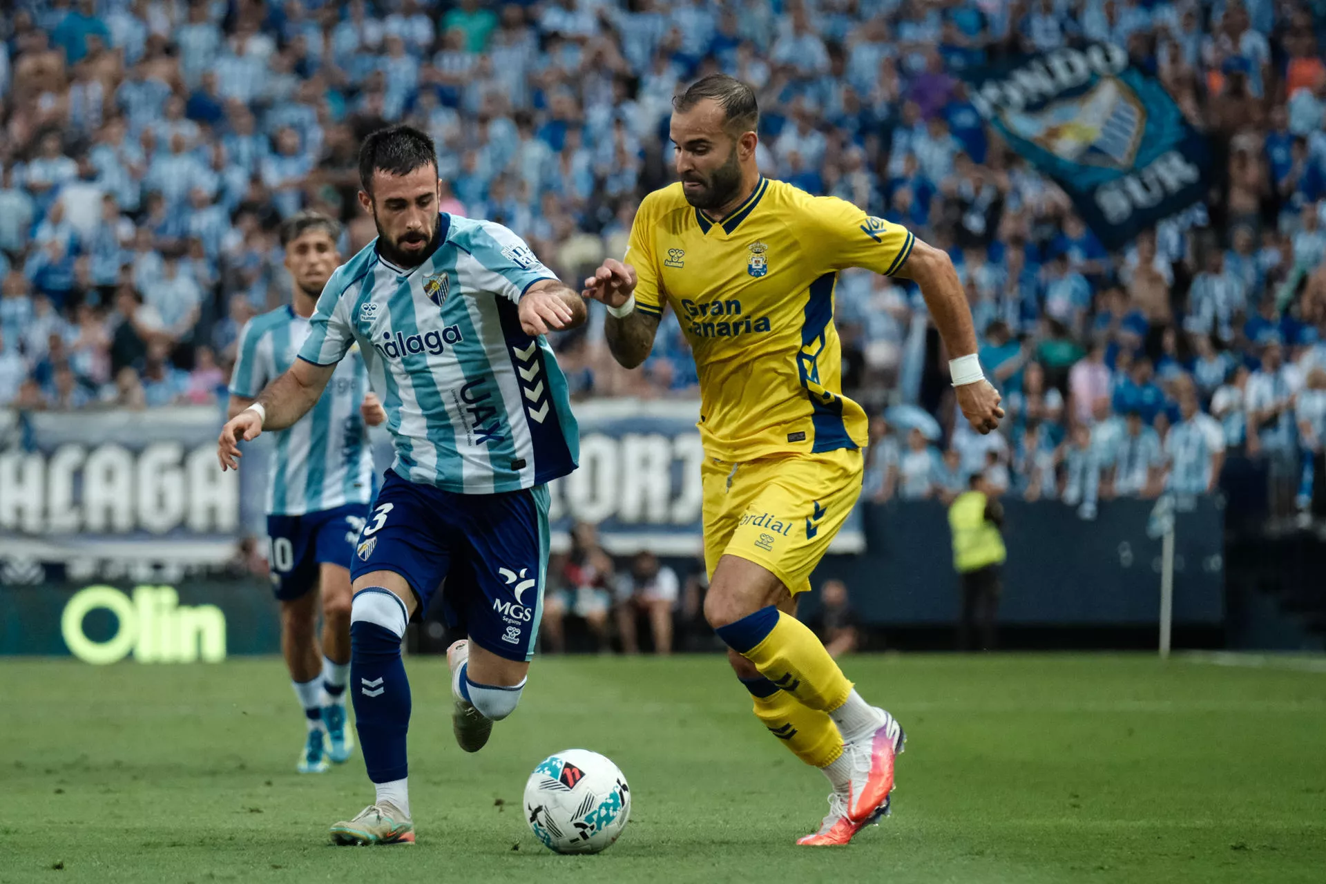 Jesé, autor del gol de la UD Las Palmas, se va de Puga. / GREGORIO MARRERO-EFE