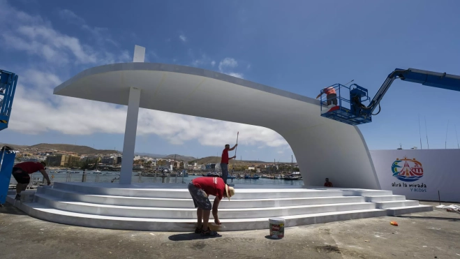 El Muelle de Arguineguín ya está preparado para recibir al papa León XIV. / ÁNGEL MEDINA-EFE