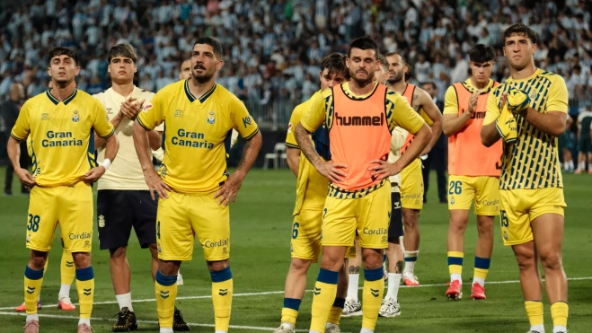 Los futbolistas de la UD Las Palmas aplauden a los aficionados amarillos desplazados a Málaga. / GREGORIO MARRERO-EFE Los futbolistas de la UD Las Palmas aplauden a los aficionados amarillos desplazados a Málaga. / GREGORIO MARRERO-EFE