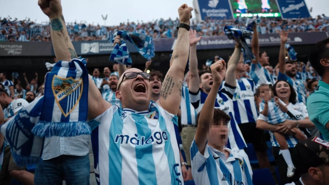 Aficionados del Málaga CF apoyan a su equipo antes del encuentro. / GREGORIO MARRERO-EFE Aficionados del Málaga CF apoyan a su equipo antes del encuentro. / GREGORIO MARRERO-EFE