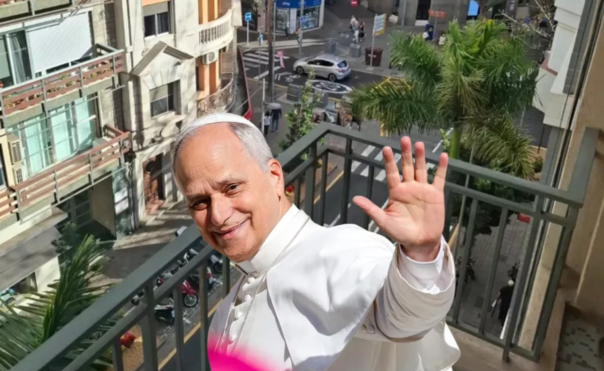 Imagen de un balcón en alquiler y el papa León XIV / AH - WALLAPOP