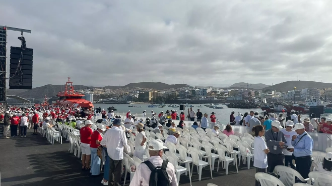 Unas 2.000 personas esperan al papa en Arguineguín, en un acto con gran carga simbólica. MARCOS MORENO Unas 2.000 personas esperan al papa en Arguineguín, en un acto con gran carga simbólica. MARCOS MORENO