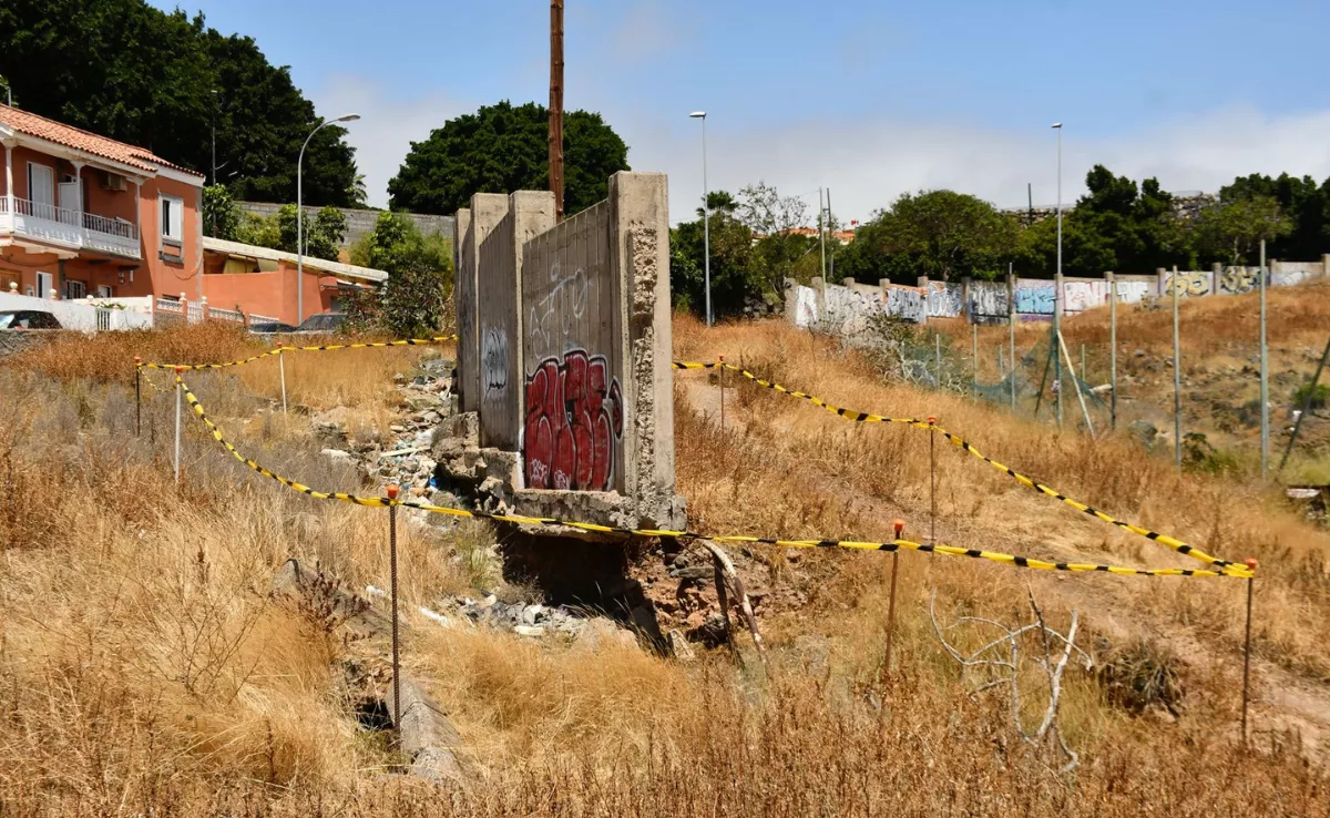 Muro derruido en 2006 que rodea las canchas de Cuchillitos Tristán, en Santa Cruz de Tenerife./ AH