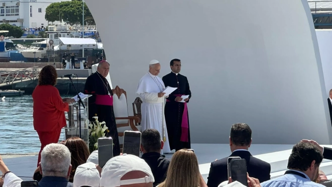 El Papa en el muelle de Arguineguin. MARCOS MORENO El Papa en el muelle de Arguineguin. MARCOS MORENO