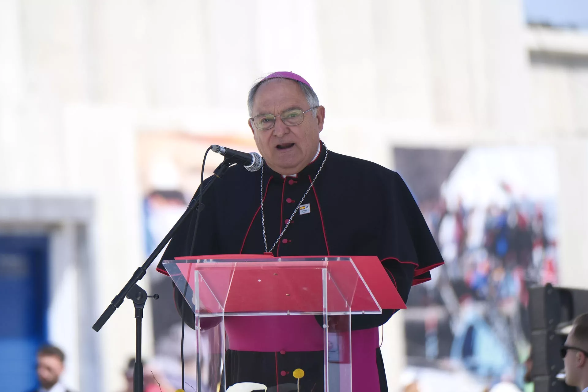 El obispo de Canarias, José Mazuelos en Arguineguín. EFE