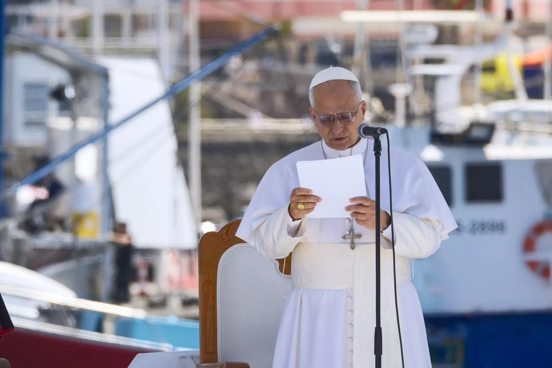 León XIV lee su discurso en el muelle de Arguineguín. EFE