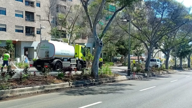 Trabajos de baldeo en La Rambla después de que hayan finalizado las obras|AH