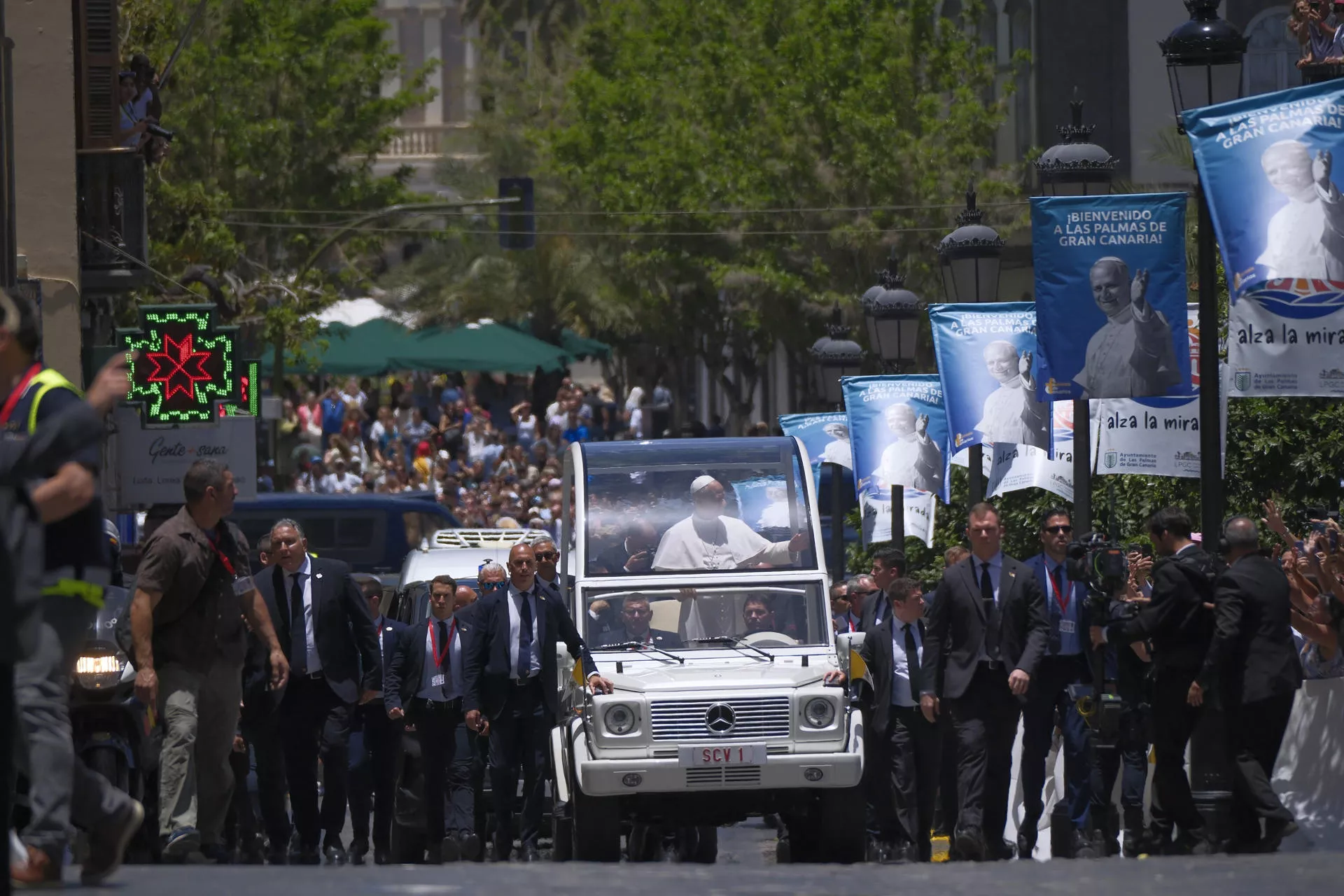 El papamovil con León XIV, a su llegada a la Catedral de Santa Ana. EFE