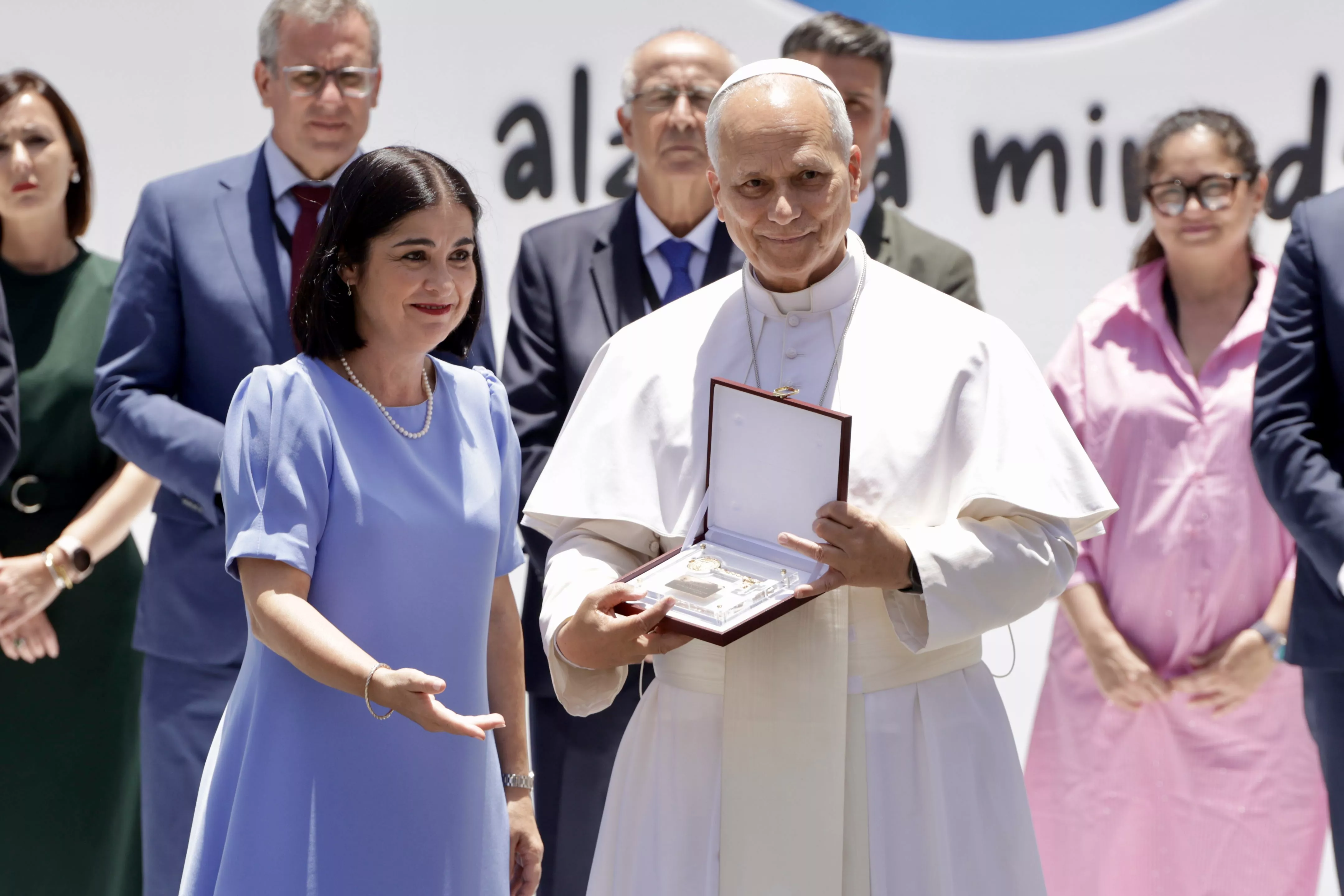 La alcaldesa, Carolina Darias, entrega al papa León XIV la Llave de Oro de la Ciudad a su llegada a Las Palmas de Gran Canaria. / AH La alcaldesa, Carolina Darias, entrega al papa León XIV la Llave de Oro de la Ciudad a su llegada a Las Palmas de Gran Canaria. / AH